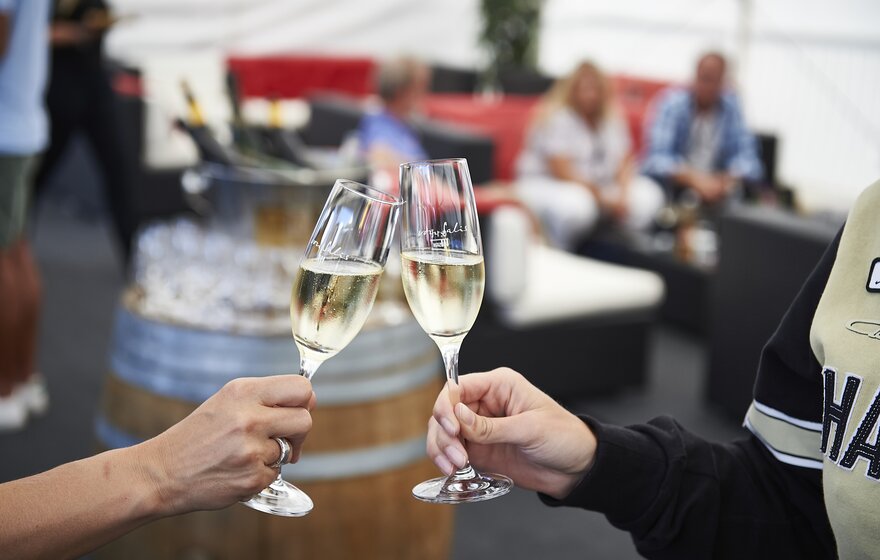 Das Gastro Team der Arosa ClassicCar verwöhnt Sie vor Ort. | © Arosa Tourismus / Nina Hardegger-Mattli