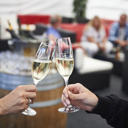 Das Gastro Team der Arosa ClassicCar verwöhnt Sie vor Ort. | © Arosa Tourismus / Nina Hardegger-Mattli